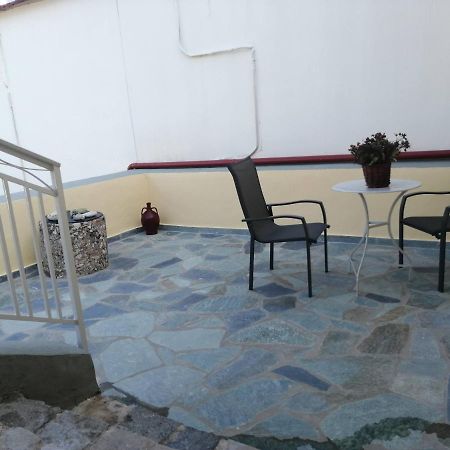 Appartamento Sunny Cozy House With Grand Courtyard Leonídion Esterno foto