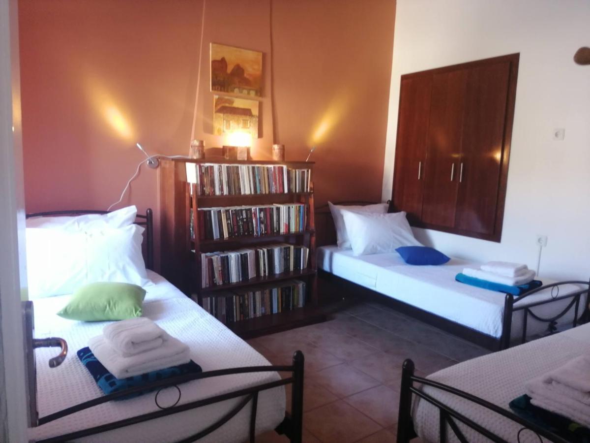 Appartamento Sunny Cozy House With Grand Courtyard Leonídion Esterno foto