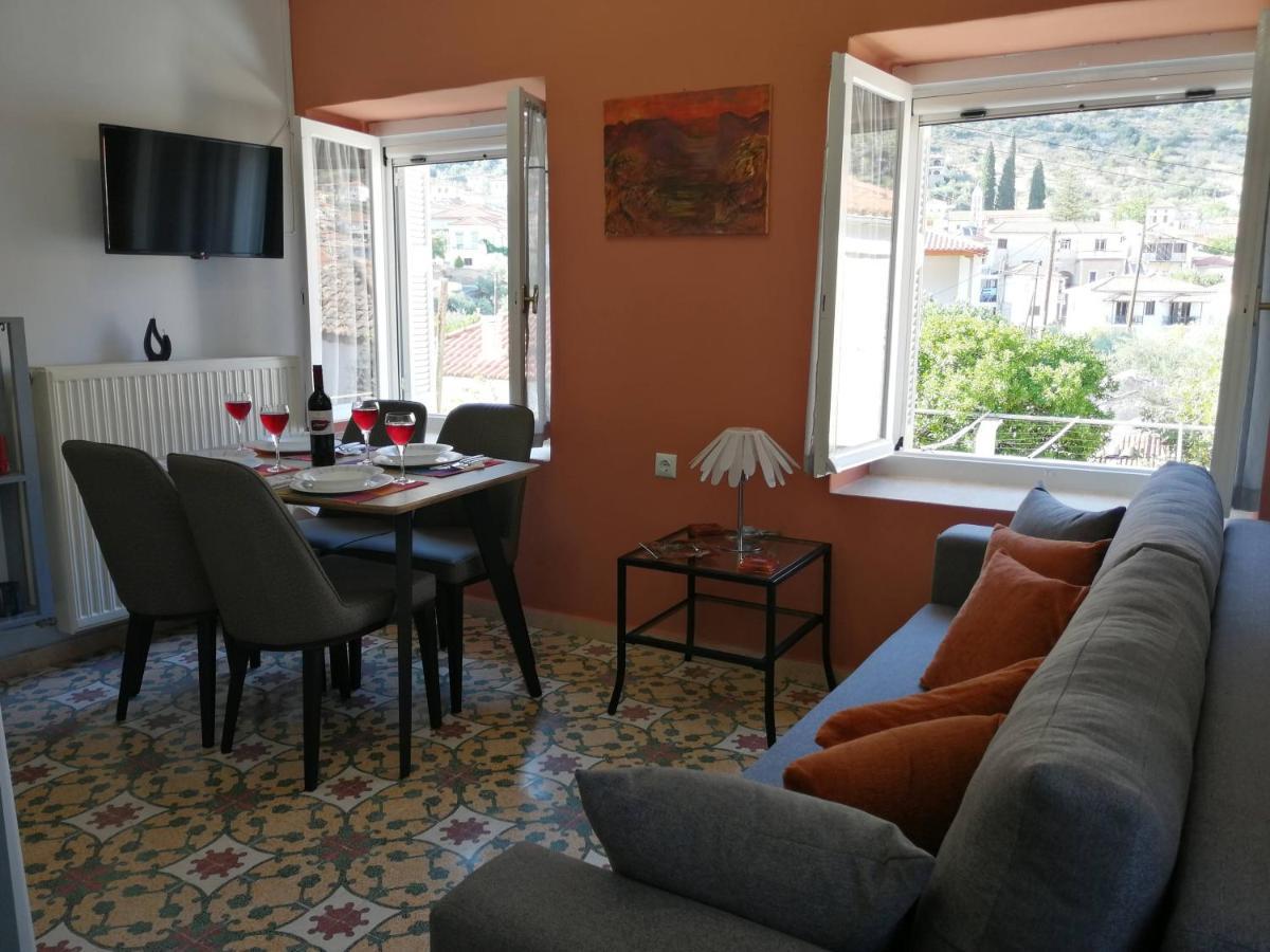 Appartamento Sunny Cozy House With Grand Courtyard Leonídion Esterno foto