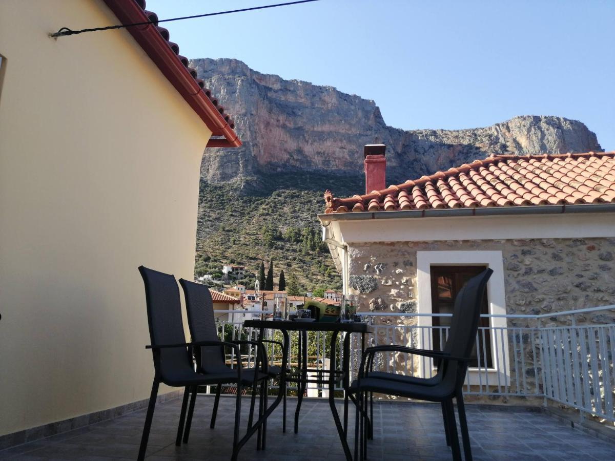 Appartamento Sunny Cozy House With Grand Courtyard Leonídion Esterno foto