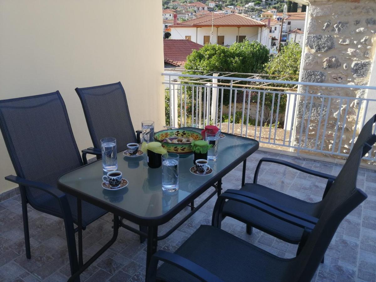 Appartamento Sunny Cozy House With Grand Courtyard Leonídion Esterno foto