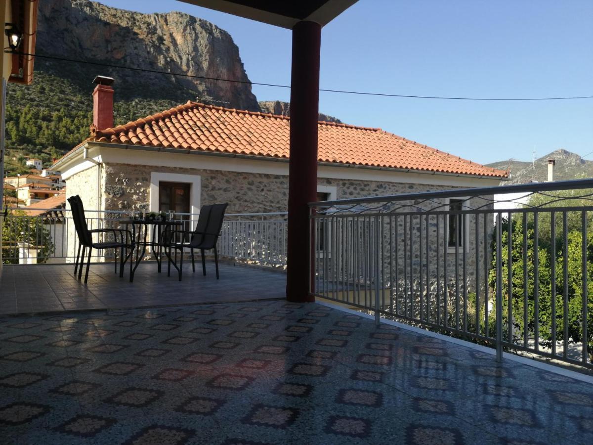 Appartamento Sunny Cozy House With Grand Courtyard Leonídion Esterno foto