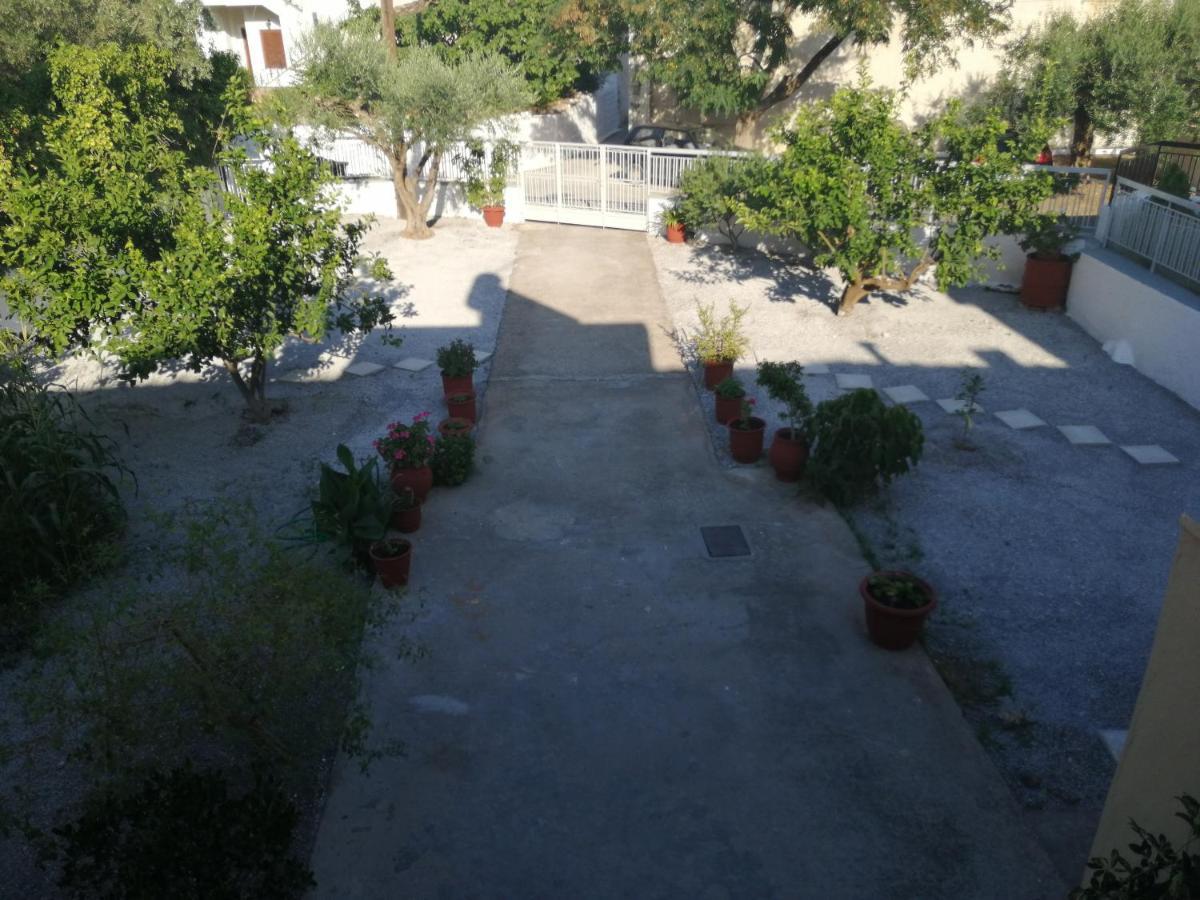 Appartamento Sunny Cozy House With Grand Courtyard Leonídion Esterno foto