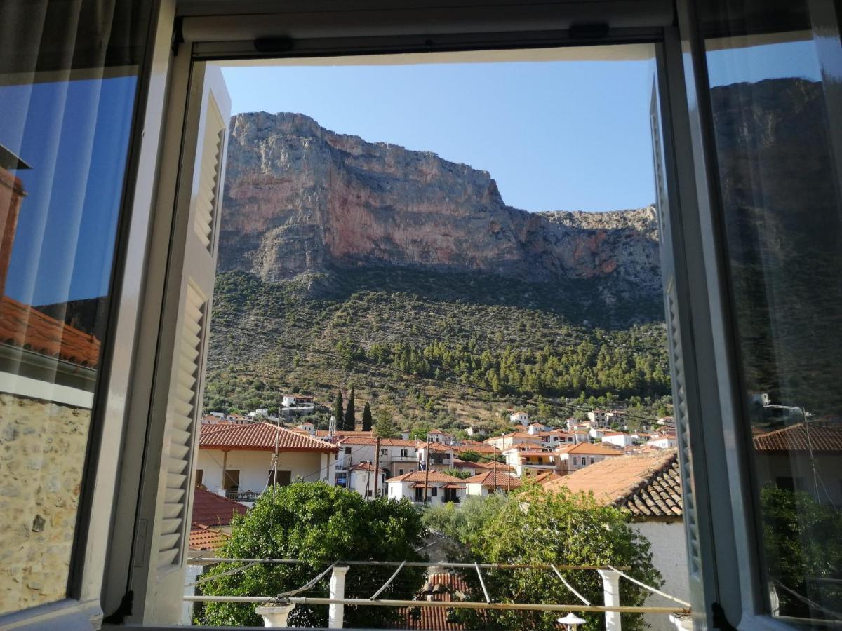 Appartamento Sunny Cozy House With Grand Courtyard Leonídion Esterno foto