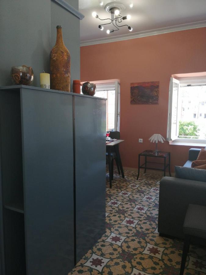 Appartamento Sunny Cozy House With Grand Courtyard Leonídion Esterno foto