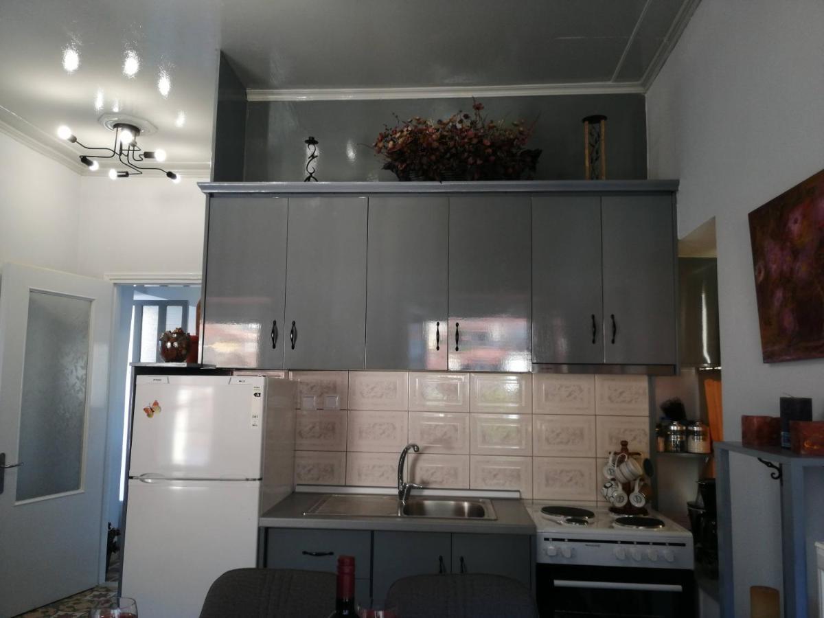 Appartamento Sunny Cozy House With Grand Courtyard Leonídion Esterno foto