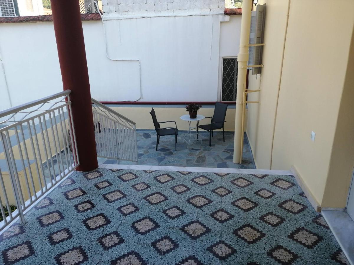 Appartamento Sunny Cozy House With Grand Courtyard Leonídion Esterno foto