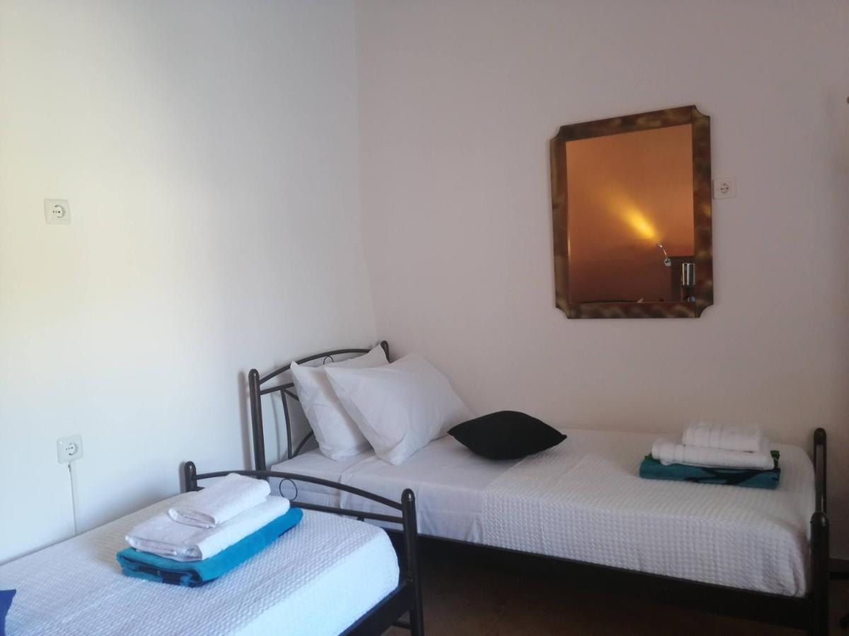 Appartamento Sunny Cozy House With Grand Courtyard Leonídion Esterno foto
