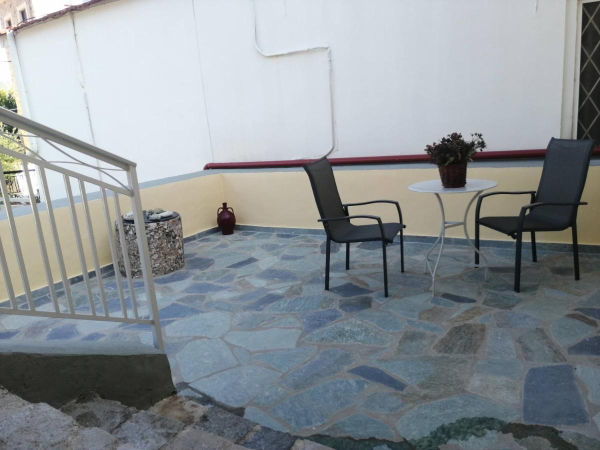 Appartamento Sunny Cozy House With Grand Courtyard Leonídion Esterno foto