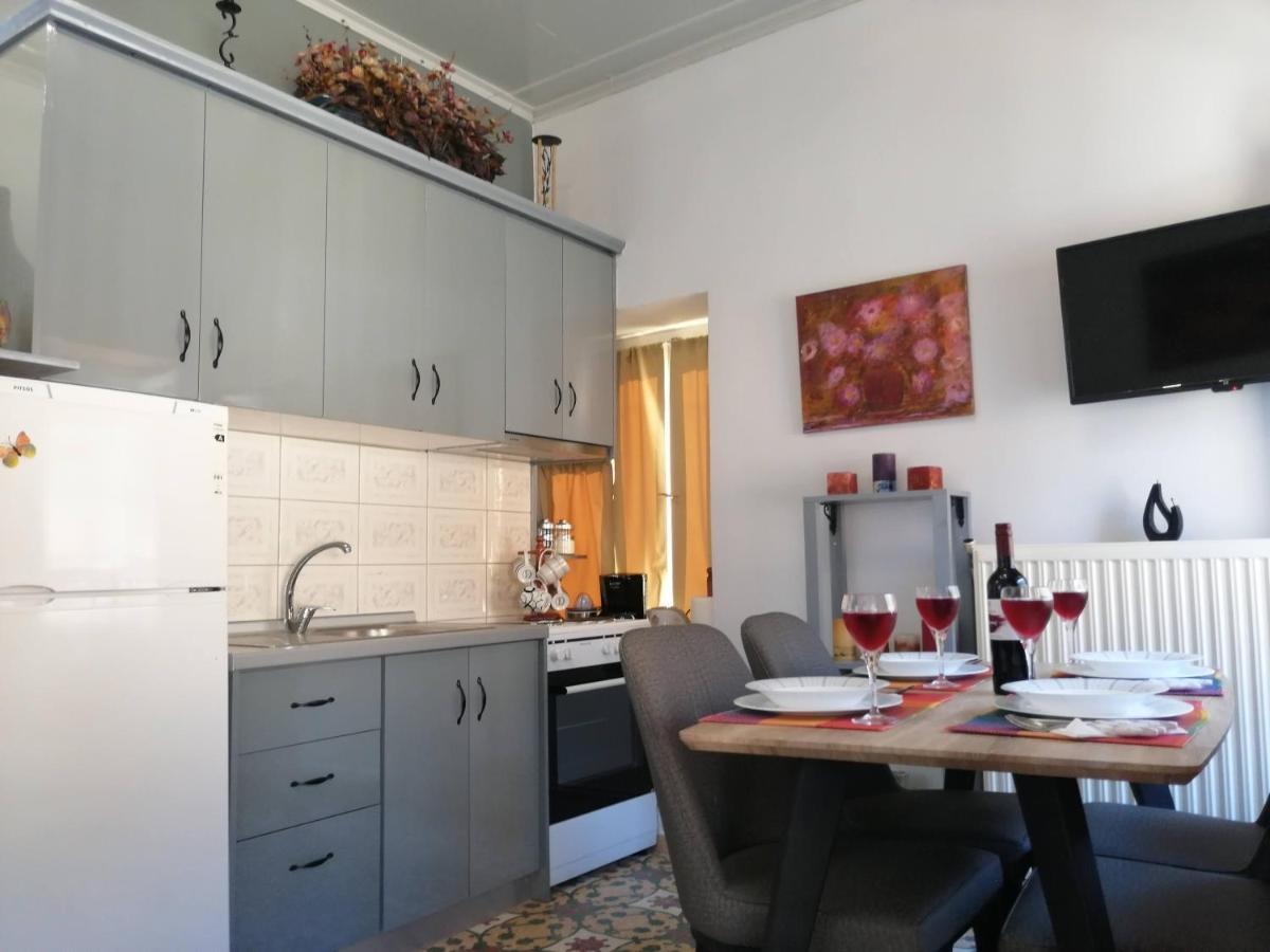 Appartamento Sunny Cozy House With Grand Courtyard Leonídion Esterno foto