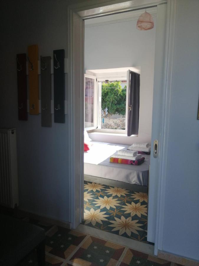 Appartamento Sunny Cozy House With Grand Courtyard Leonídion Esterno foto