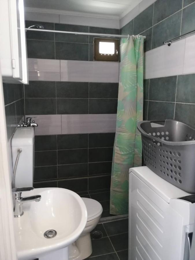 Appartamento Sunny Cozy House With Grand Courtyard Leonídion Esterno foto