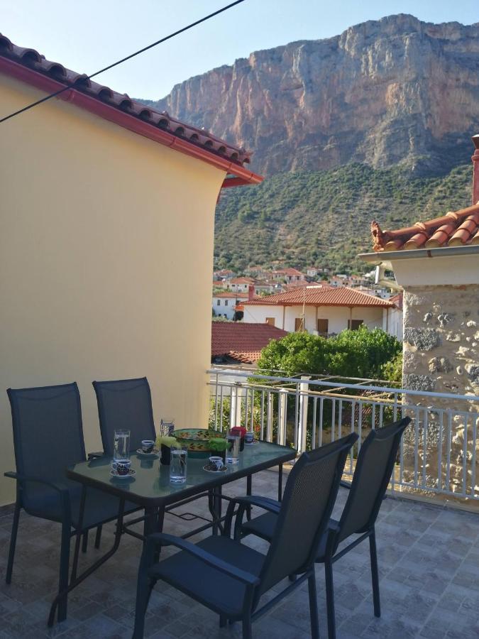 Appartamento Sunny Cozy House With Grand Courtyard Leonídion Esterno foto