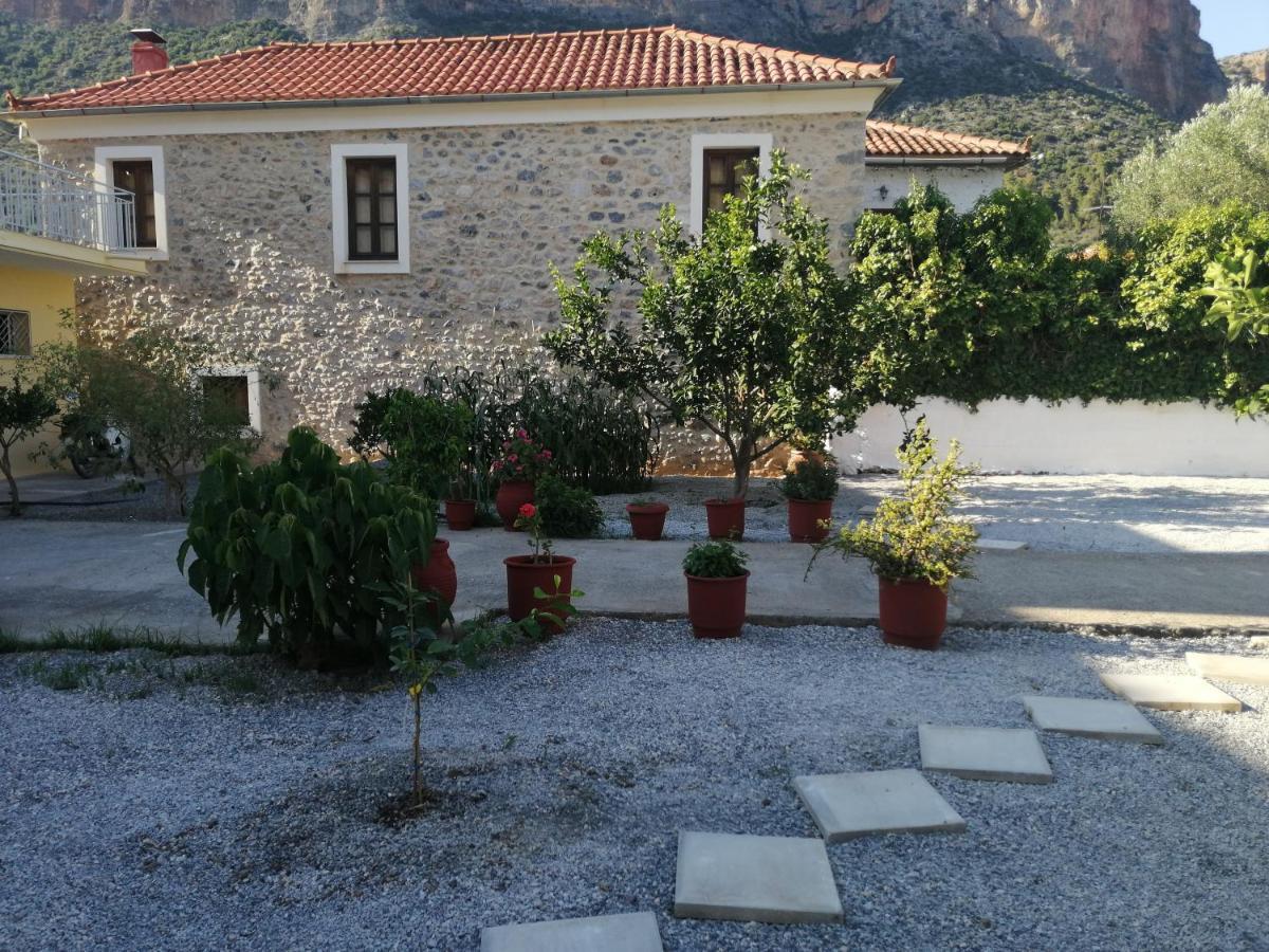 Appartamento Sunny Cozy House With Grand Courtyard Leonídion Esterno foto